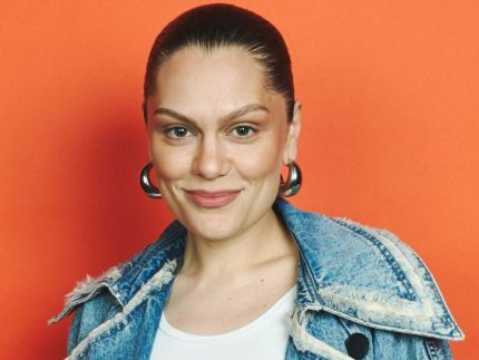 Jessie J celebra remissão do câncer de mama: “Solucei durante horas”