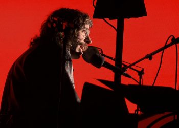Tim Bernardes compõe e grava músicas novas enquanto fecha o ciclo do show do álbum 'Mil coisas invisíveis'